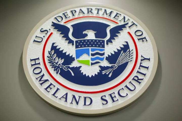 ARCHIVO - El logotipo del Departamento de Seguridad Nacional (DHS, por sus siglas en inglés) se observa durante una conferencia de prensa en Washington, el 25 de febrero de 2015. (Pablo Martinez Monsivais